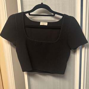 Babaton Aritzia Sculpt Knit Square-Neck Short Sleeve Crop Top Black